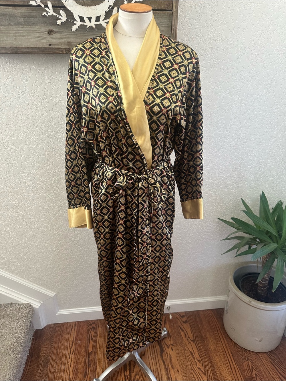 VTG Victorias Secret Y2K Silky Geometric Long Robe with Gold Trim ladies Small